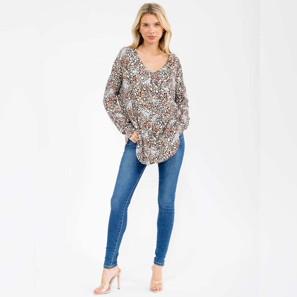 056‎ Kye Mi Women’s Long Sleeve V-Neck Button Up Animal Print Tunic Top